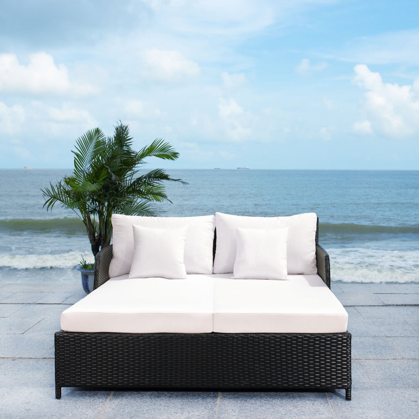 Lit de repos d'extérieur SAFAVIEH Taniyah en osier avec oreiller et coussins - 53 L x 28 P x 62 H