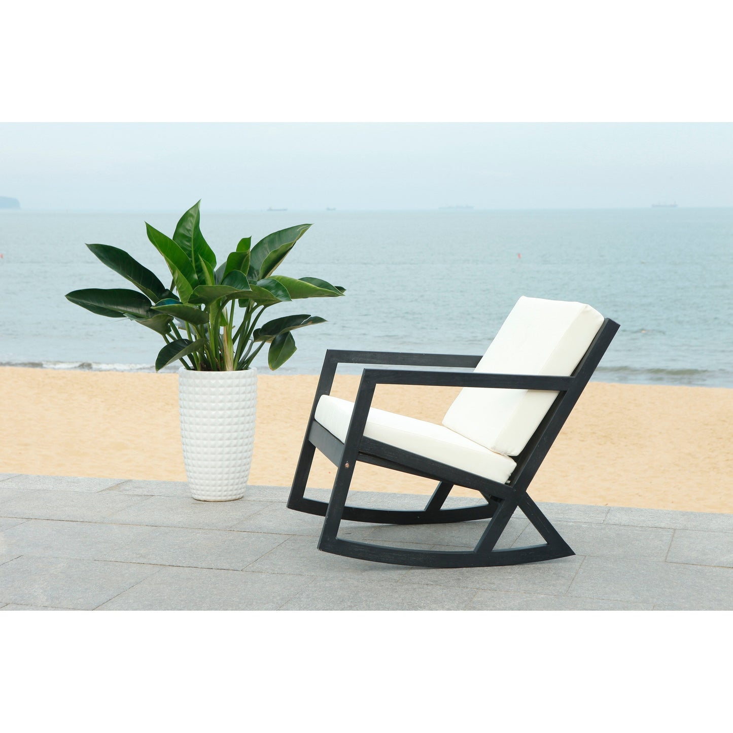 Chaise à bascule d'extérieur Makaila de SAFAVIEH avec coussin - 26 L x 31 P x 38 H