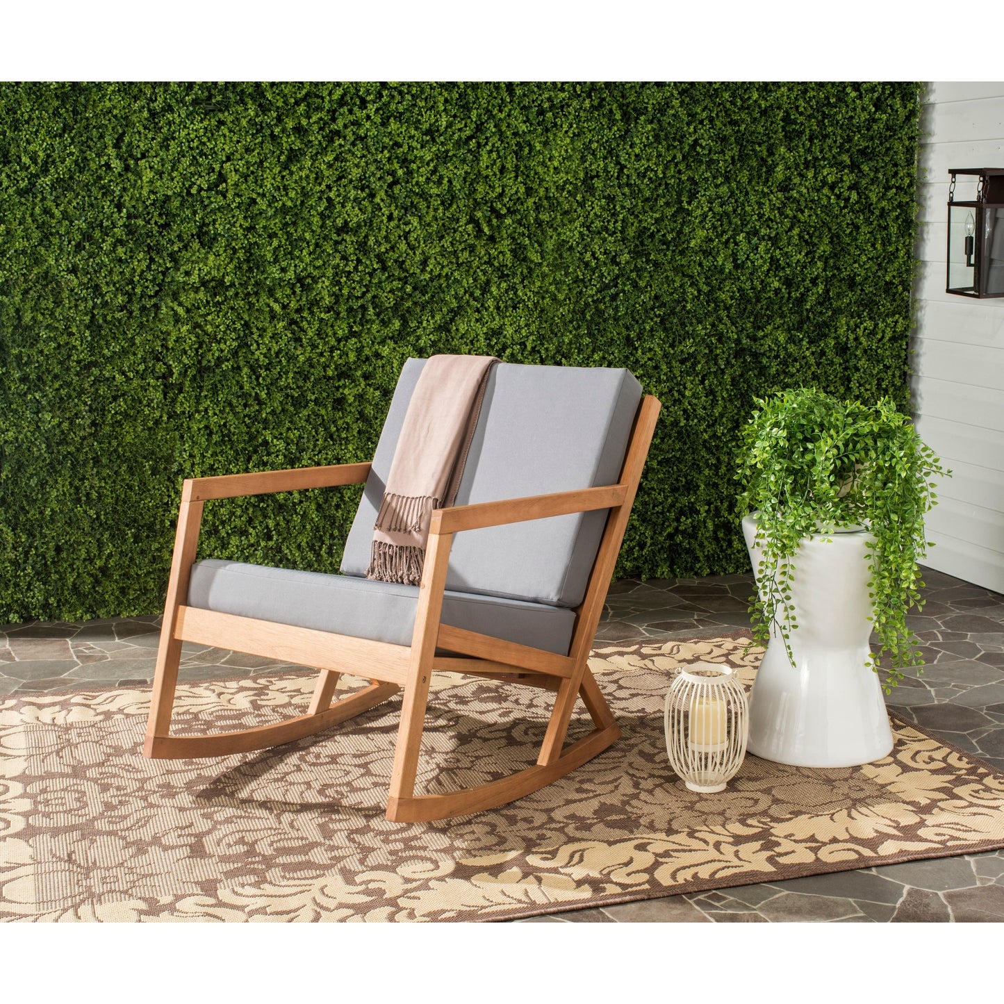 Chaise à bascule d'extérieur Makaila de SAFAVIEH avec coussin - 26 L x 31 P x 38 H