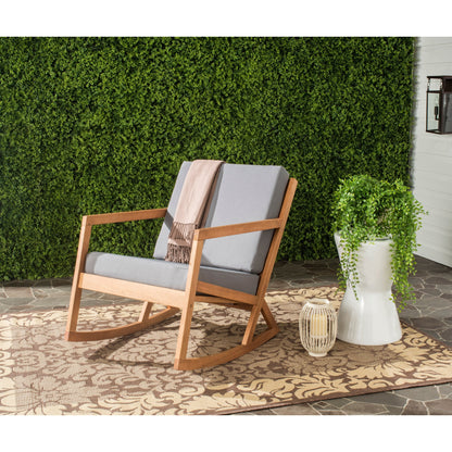 Chaise à bascule d'extérieur Makaila de SAFAVIEH avec coussin - 26 L x 31 P x 38 H