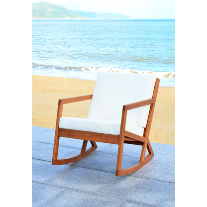 Chaise à bascule d'extérieur Makaila de SAFAVIEH avec coussin - 26 L x 31 P x 38 H